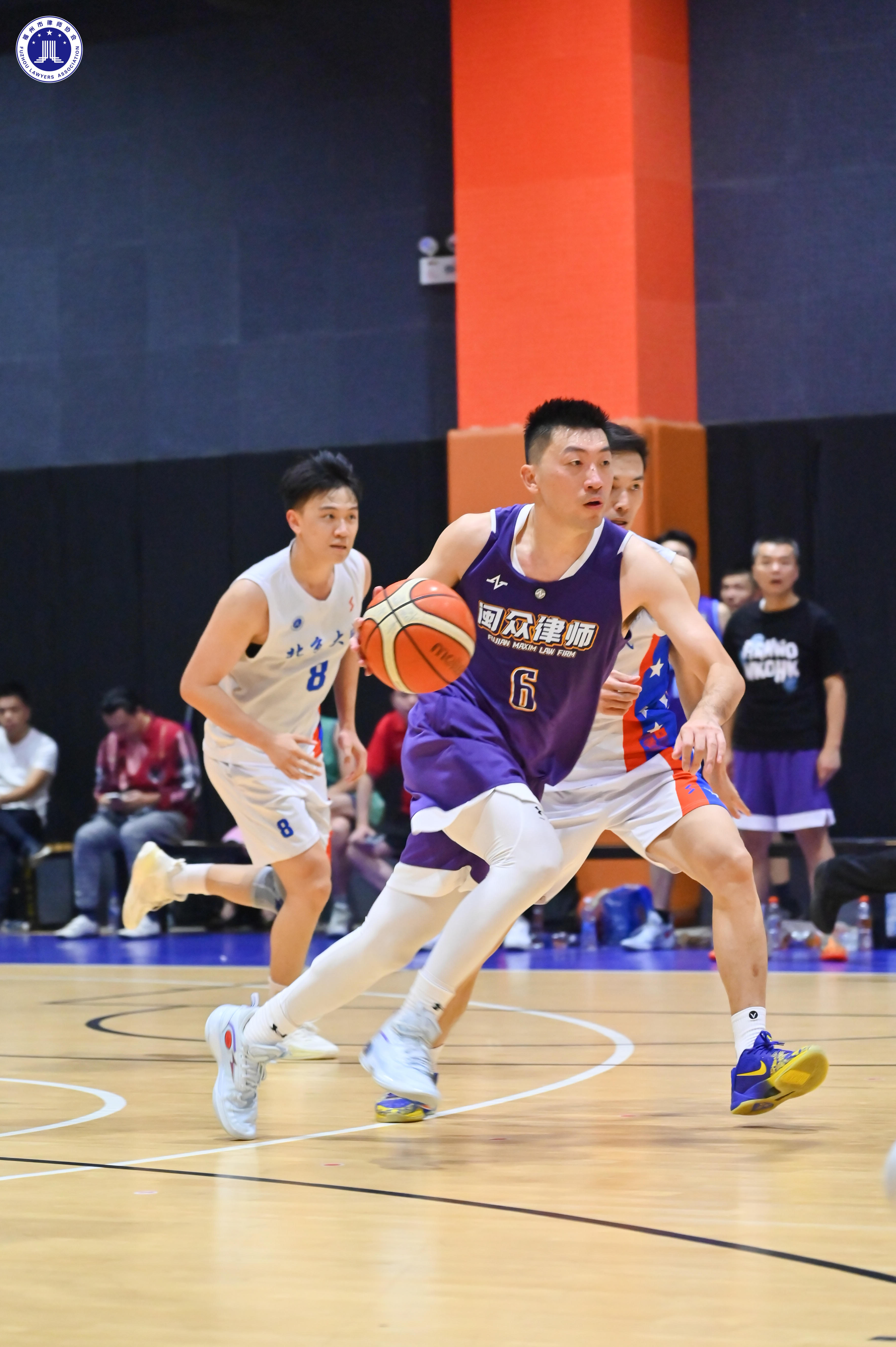 职业篮球聚焦关键比赛，球员表现备受瞩目的简单介绍