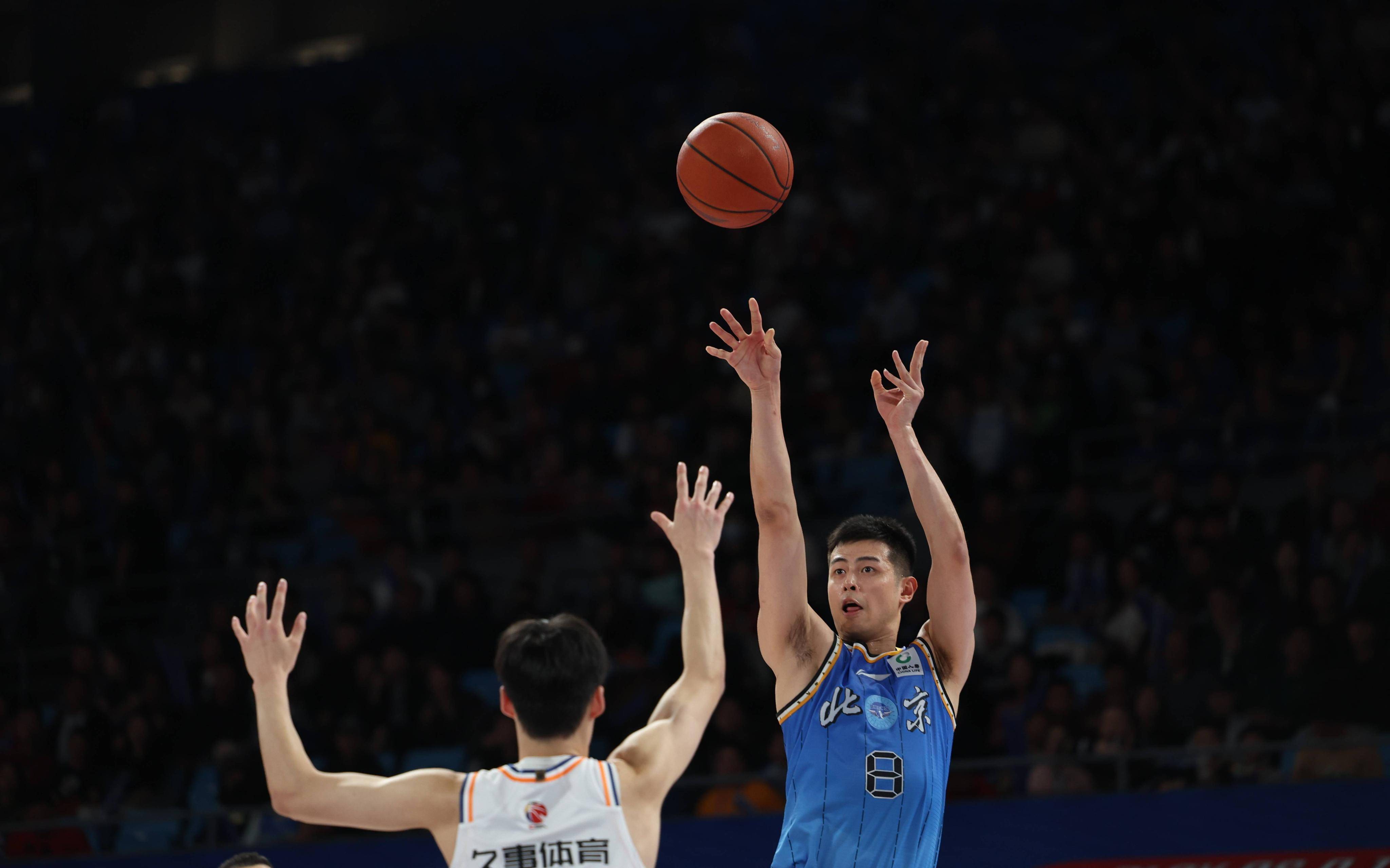 职业篮球聚焦关键比赛，球员表现备受瞩目的简单介绍